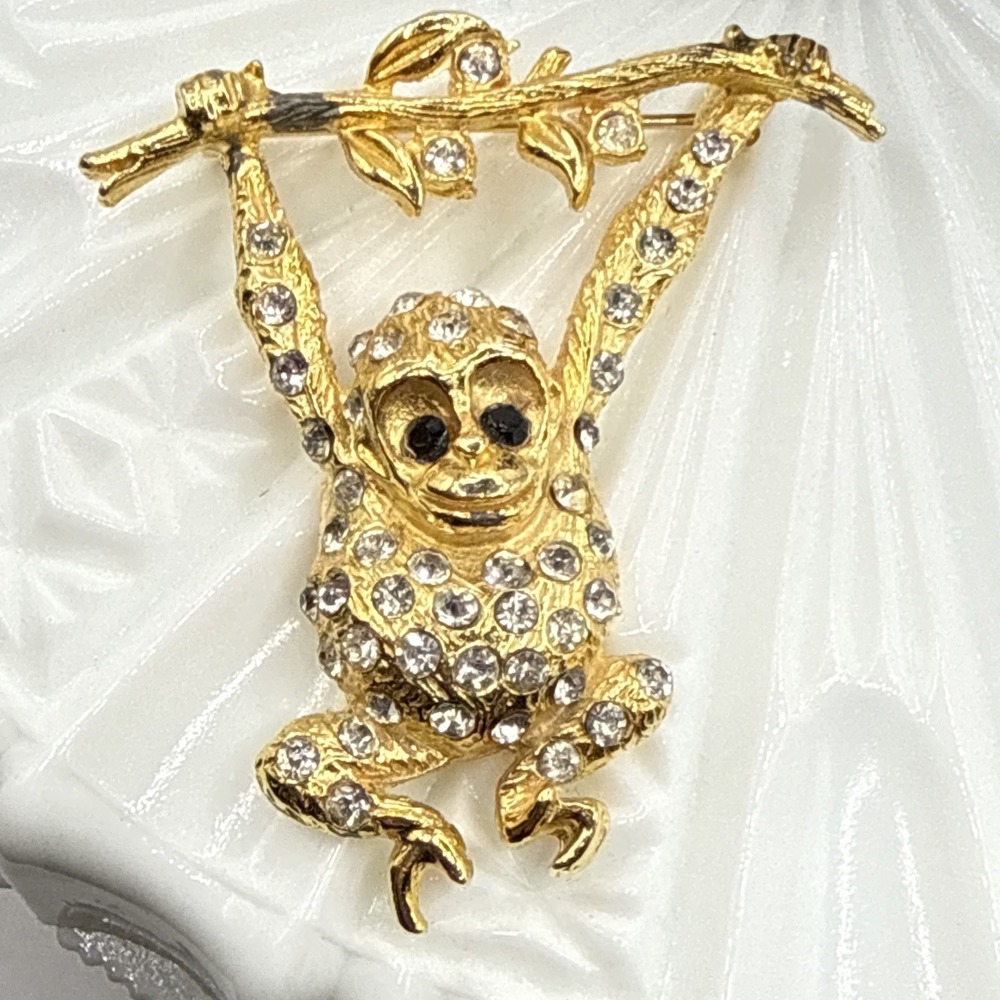 Vtg Brooch PLAYFUL SWINGING MONKEY WHIMSICAL FIGURAL ART DECO REVIVAL BLACK EYES - Picture 16 of 16